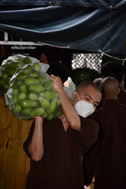 Continuing to support people in need in the Covid-19 pandemic of Hoang Phap Pagoda (series 12)