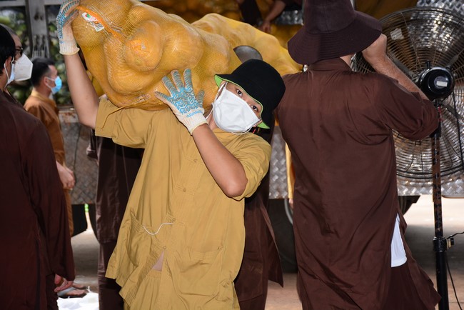 Continuing to support people in need in the Covid-19 pandemic of Hoang Phap Pagoda (series 12)