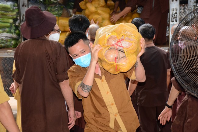 Continuing to support people in need in the Covid-19 pandemic of Hoang Phap Pagoda (series 12)