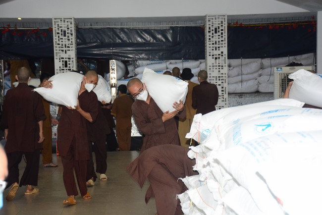 Continuing to support people in need in the Covid-19 pandemic of Hoang Phap Pagoda (series 12)