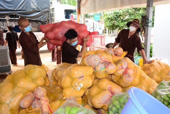 Continuing to support people in need in the Covid-19 pandemic of Hoang Phap Pagoda (series 12)