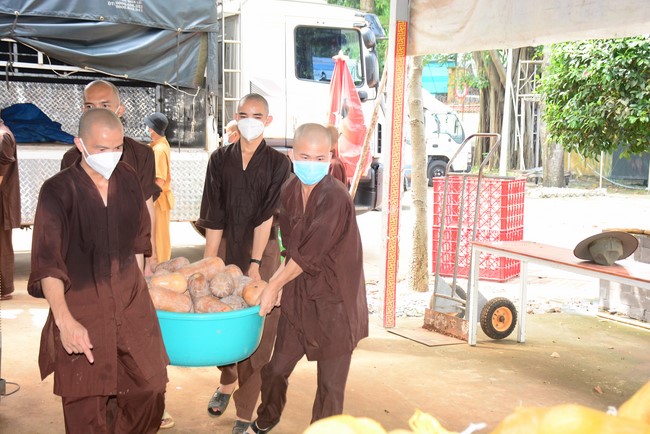 Continuing to support people in need in the Covid-19 pandemic of Hoang Phap Pagoda (series 12)