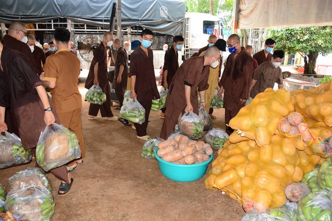 Continuing to support people in need in the Covid-19 pandemic of Hoang Phap Pagoda (series 12)