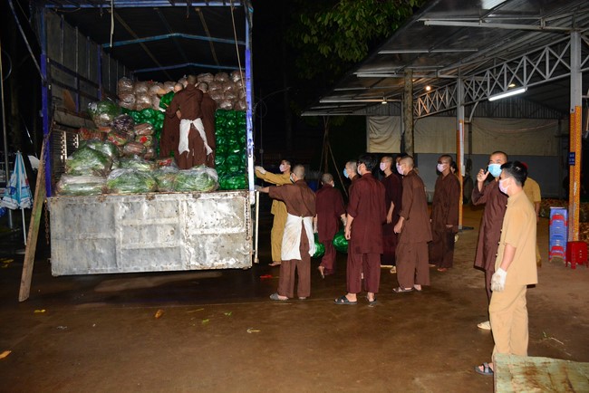 Continuing to support people in need in the Covid-19 pandemic of Hoang Phap Pagoda (series 12)