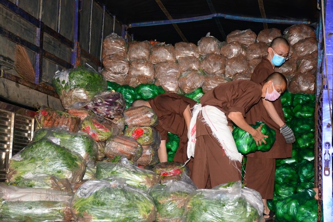 Continuing to support people in need in the Covid-19 pandemic of Hoang Phap Pagoda (series 12)