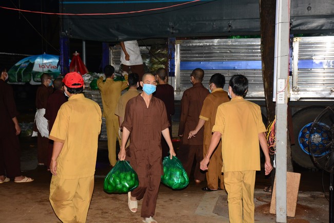 Continuing to support people in need in the Covid-19 pandemic of Hoang Phap Pagoda (series 12)