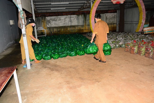 Continuing to support people in need in the Covid-19 pandemic of Hoang Phap Pagoda (series 12)