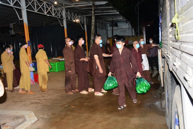 Continuing to support people in need in the Covid-19 pandemic of Hoang Phap Pagoda (series 12)