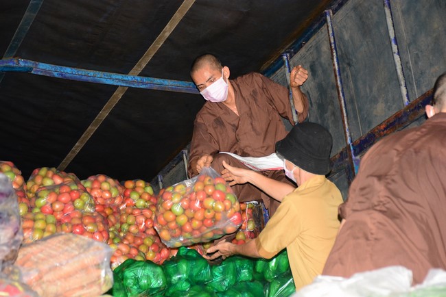 Continuing to support people in need in the Covid-19 pandemic of Hoang Phap Pagoda (series 12)