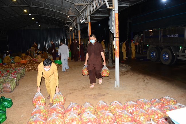 Continuing to support people in need in the Covid-19 pandemic of Hoang Phap Pagoda (series 12)