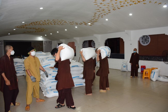 Continuing to support people in need in the Covid-19 pandemic of Hoang Phap Pagoda (series 12)