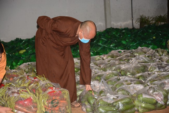 Continuing to support people in need in the Covid-19 pandemic of Hoang Phap Pagoda (series 12)