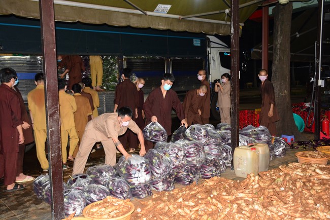 Continuing to support people in need in the Covid-19 pandemic of Hoang Phap Pagoda (series 12)