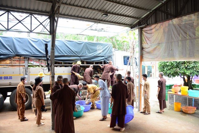 Continuing to support people in need in the Covid-19 pandemic of Hoang Phap Pagoda (series 12)