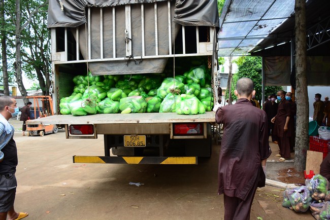 Continuing to support people in need in the Covid-19 pandemic of Hoang Phap Pagoda (series 12)