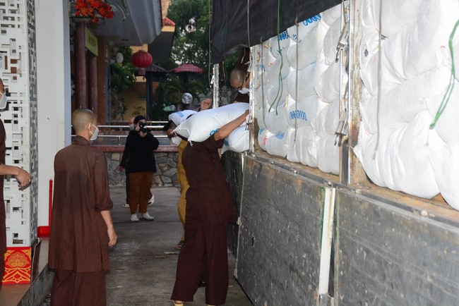 Continuing to support people in need in the Covid-19 pandemic of Hoang Phap Pagoda (series 12)