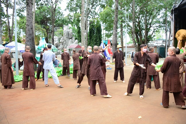 Continuing to support people in need in the Covid-19 pandemic of Hoang Phap Pagoda (series 12)