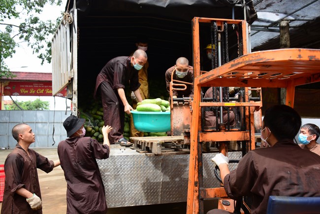 Continuing to support people in need in the Covid-19 pandemic of Hoang Phap Pagoda (series 12)