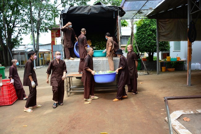 Continuing to support people in need in the Covid-19 pandemic of Hoang Phap Pagoda (series 12)