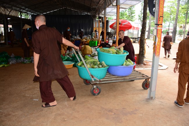 Continuing to support people in need in the Covid-19 pandemic of Hoang Phap Pagoda (series 12)
