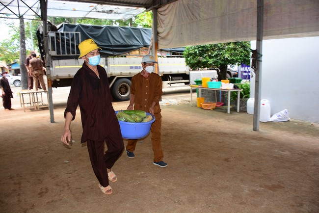 Continuing to support people in need in the Covid-19 pandemic of Hoang Phap Pagoda (series 12)