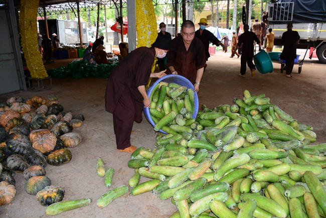 Continuing to support people in need in the Covid-19 pandemic of Hoang Phap Pagoda (series 12)