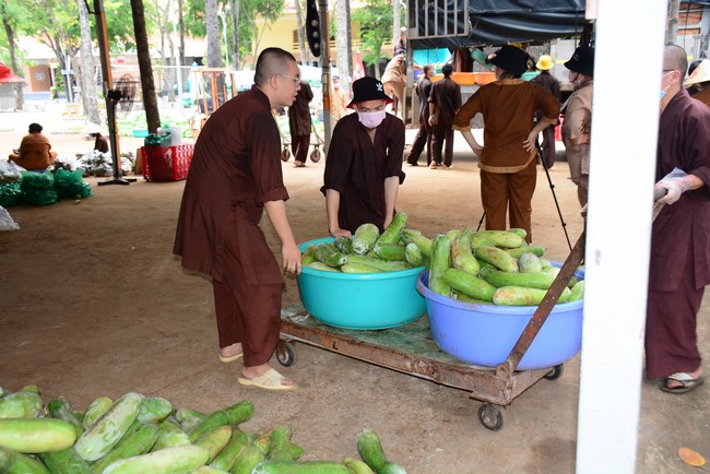 Continuing to support people in need in the Covid-19 pandemic of Hoang Phap Pagoda (series 12)