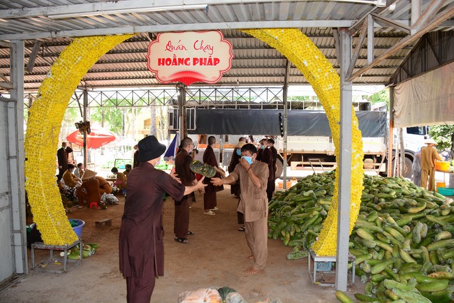 Continuing to support people in need in the Covid-19 pandemic of Hoang Phap Pagoda (series 12)