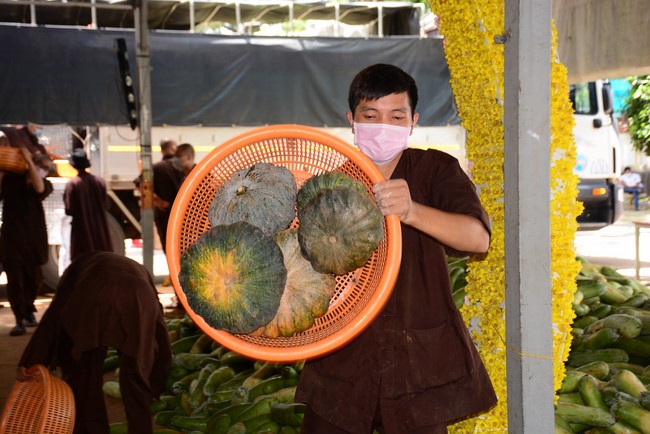 Continuing to support people in need in the Covid-19 pandemic of Hoang Phap Pagoda (series 12)