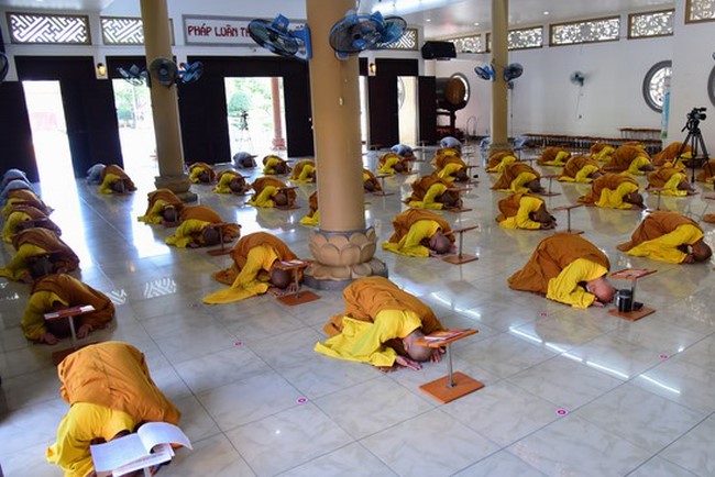Pravaranà Ceremony at Hoang Phap Pagoda