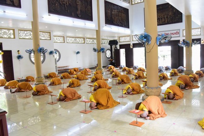 Pravaranà Ceremony at Hoang Phap Pagoda