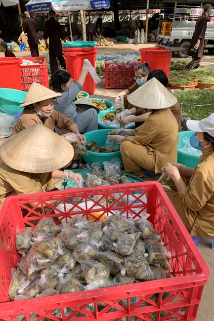 Chùa Hoằng Pháp: Tiếp tục hỗ trợ người dân khó khăn trong đại dịch Covid (đợt 8)