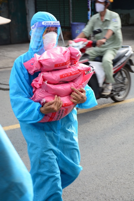 Chùa Hoằng Pháp: Tiếp tục hỗ trợ người dân khó khăn trong đại dịch Covid (đợt 8)