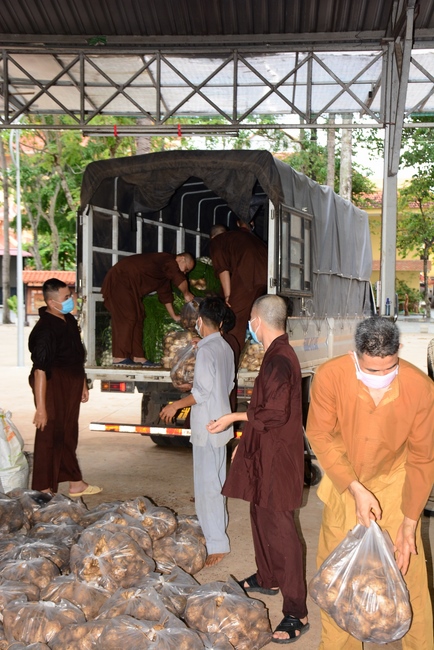 Chùa Hoằng Pháp: Tiếp tục hỗ trợ người dân khó khăn trong đại dịch Covid (đợt 8)