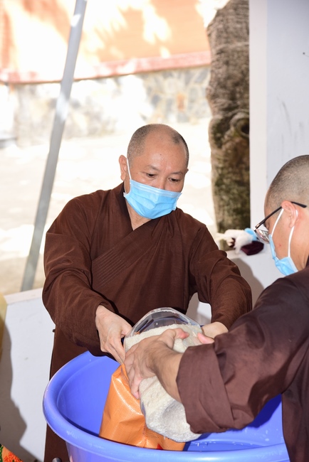 Chùa Hoằng Pháp: Tiếp tục hỗ trợ người dân khó khăn trong đại dịch Covid (đợt 8)