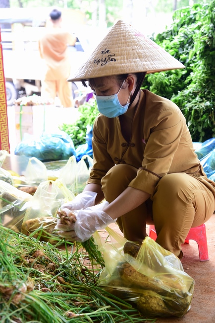 Chùa Hoằng Pháp: Tiếp tục hỗ trợ người dân khó khăn trong đại dịch Covid (đợt 8)