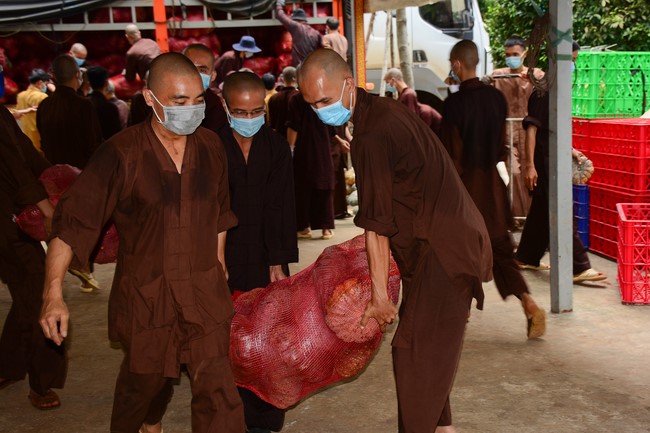 Continuing to support people in need in the Covid-19 pandemic of Hoang Phap Pagoda (series 9)