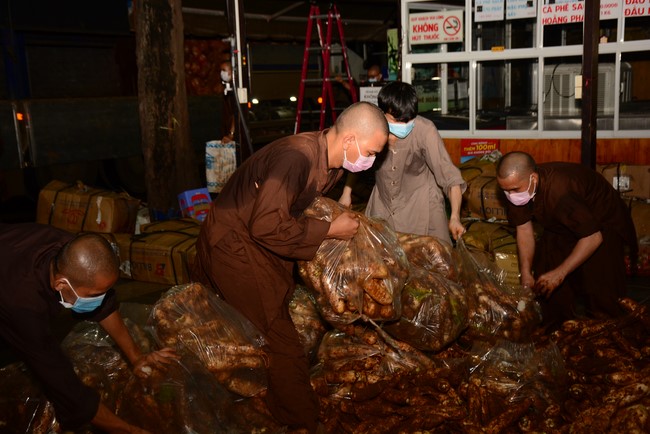 Continuing to support people in need in the Covid-19 pandemic of Hoang Phap Pagoda (series 9)