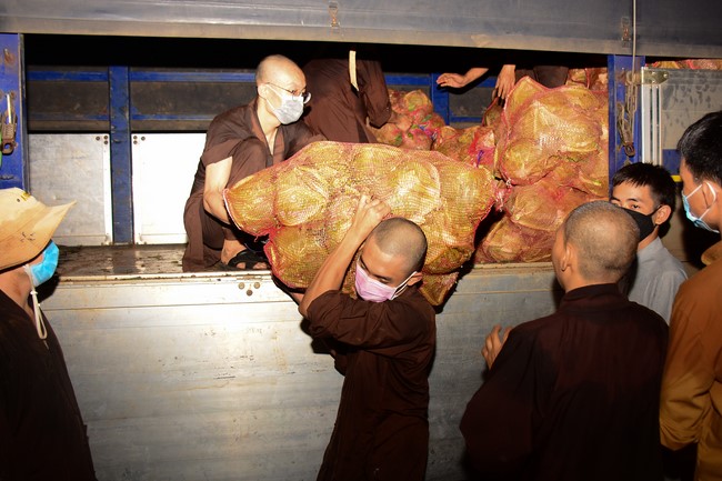 Continuing to support people in need in the Covid-19 pandemic of Hoang Phap Pagoda (series 9)