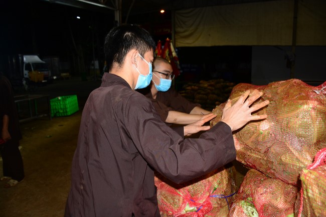 Continuing to support people in need in the Covid-19 pandemic of Hoang Phap Pagoda (series 9)