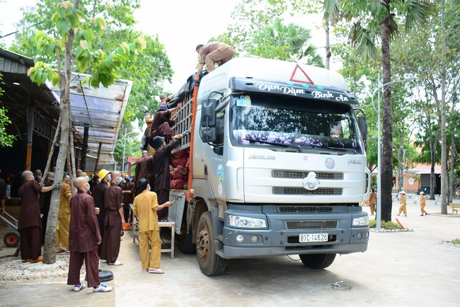 Continuing to support people in need in the Covid-19 pandemic of Hoang Phap Pagoda (series 9)
