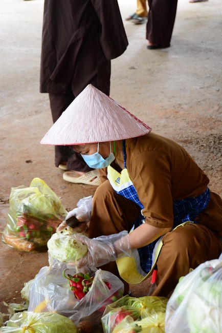 Continuing to support people in need in the Covid-19 pandemic of Hoang Phap Pagoda (series 9)