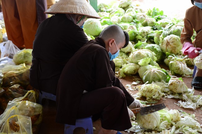 Continuing to support people in need in the Covid-19 pandemic of Hoang Phap Pagoda (series 9)