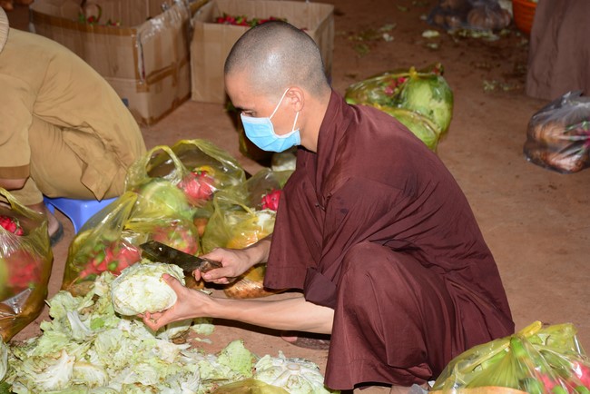 Continuing to support people in need in the Covid-19 pandemic of Hoang Phap Pagoda (series 9)