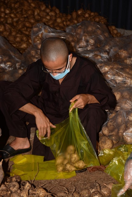 Continuing to support people in need in the Covid-19 pandemic of Hoang Phap Pagoda (series 9)