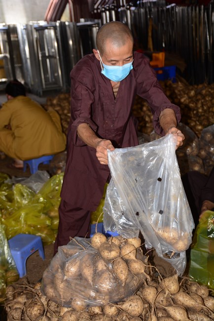 Continuing to support people in need in the Covid-19 pandemic of Hoang Phap Pagoda (series 9)