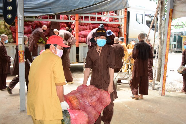 Continuing to support people in need in the Covid-19 pandemic of Hoang Phap Pagoda (series 9)