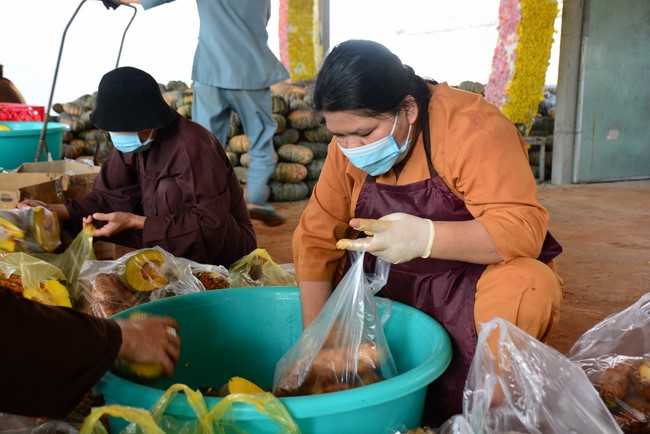 Continuing to support people in need in the Covid-19 pandemic of Hoang Phap Pagoda (series 9)