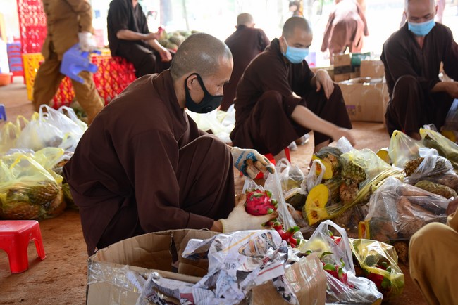 Continuing to support people in need in the Covid-19 pandemic of Hoang Phap Pagoda (series 9)