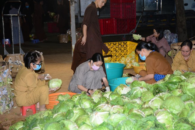 Continuing to support people in need in the Covid-19 pandemic of Hoang Phap Pagoda (series 9)